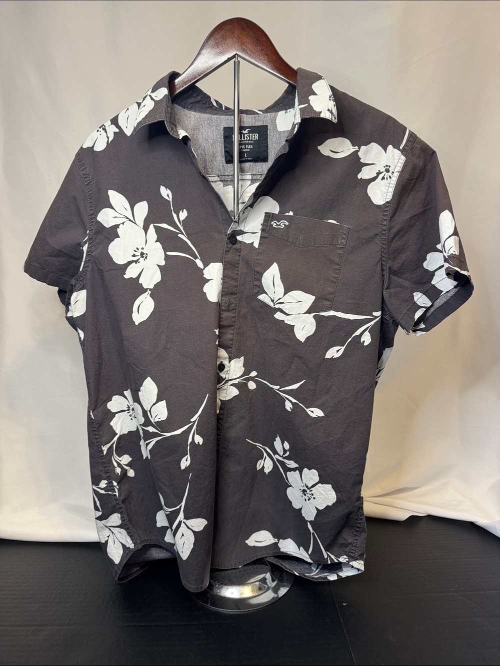Hollister Black Short-Sleeve Floral Button-Down Shirt men’s large